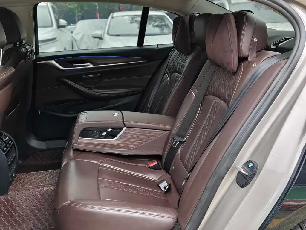 BMW 5 Series — фото 11