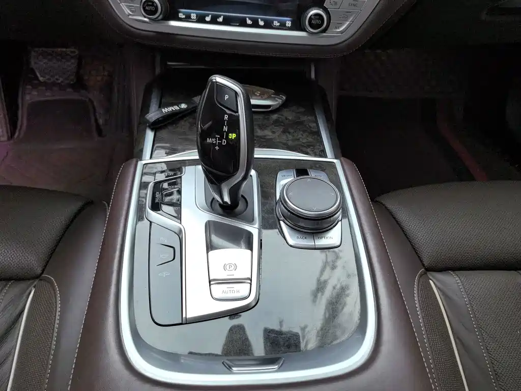 BMW 7 Series — фото 13