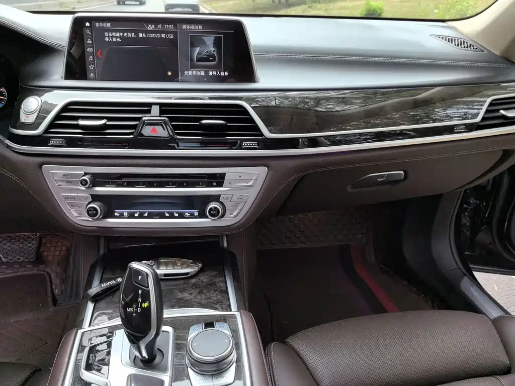 BMW 7 Series — фото 14