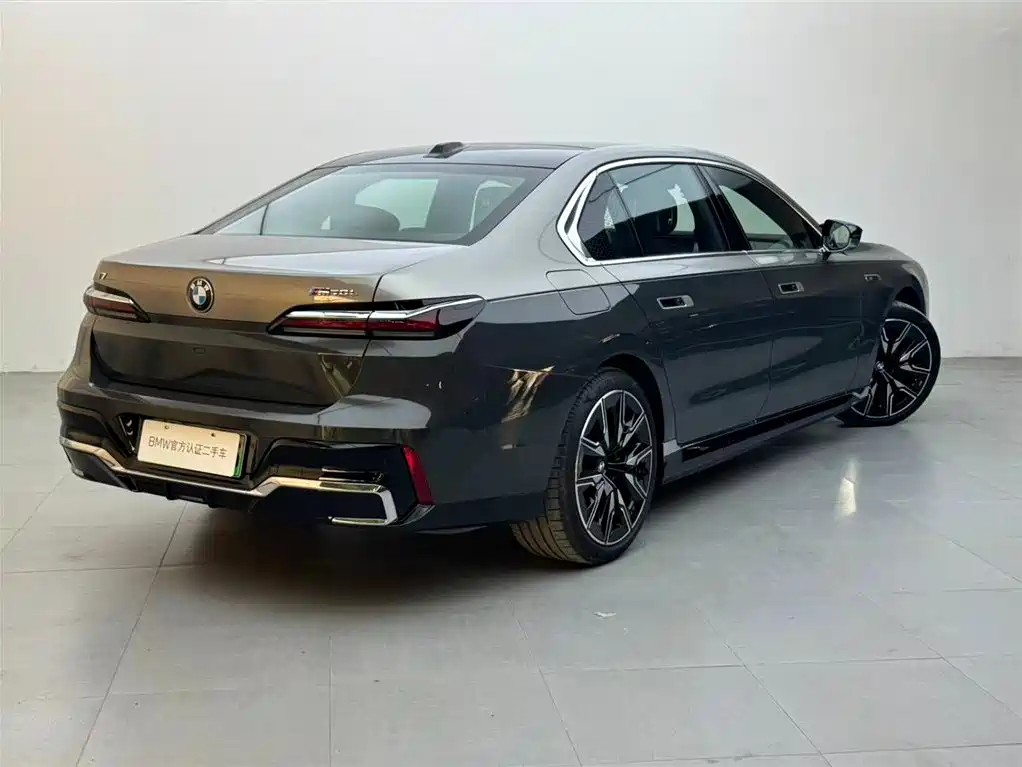 BMW i7 M70L — фото 4