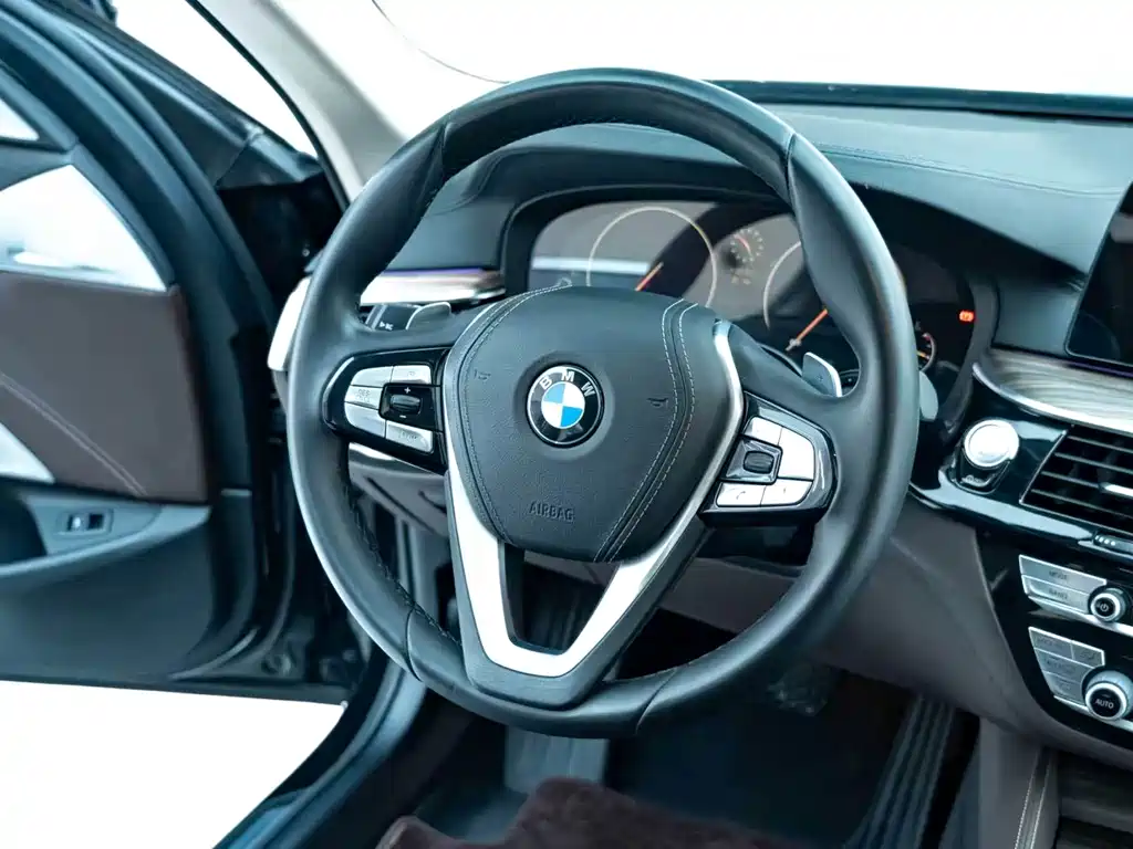 BMW 5 Series — фото 17