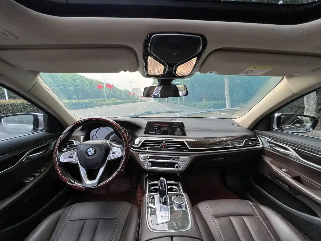 BMW 7 Series — фото 9