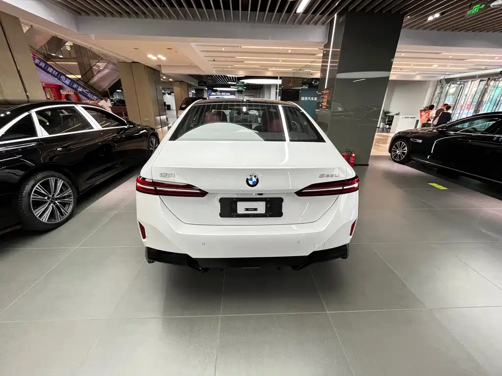 BMW 5 Series — фото 10