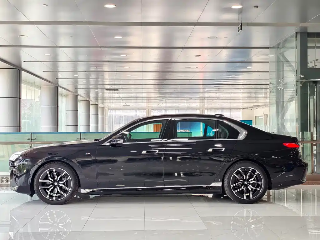 BMW i7 — фото 3