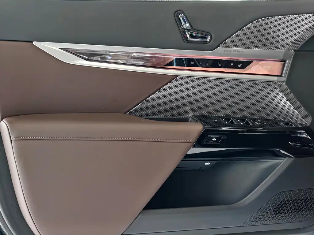 BMW i7 — фото 9