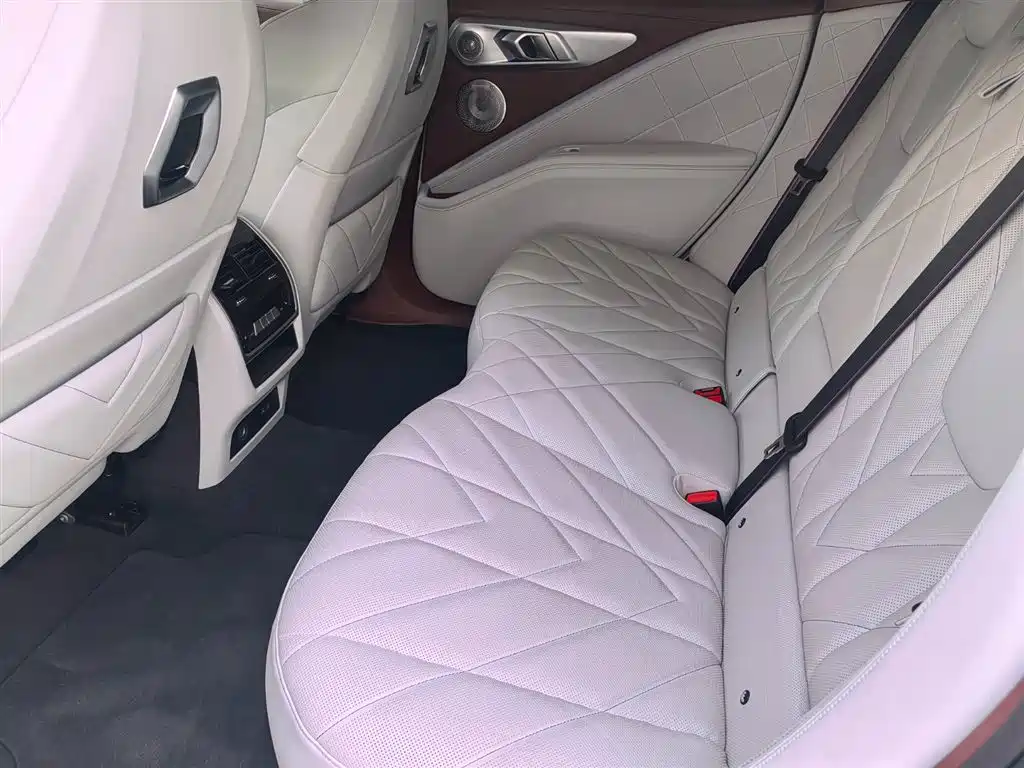 BMW XM — фото 9