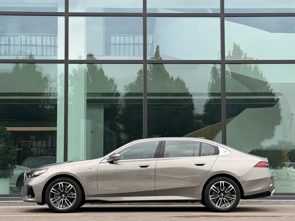 BMW 5 Series — фото 2