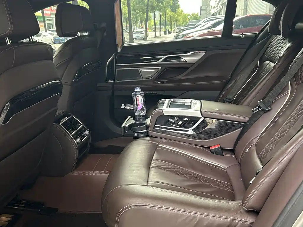 BMW 7 Series — фото 13
