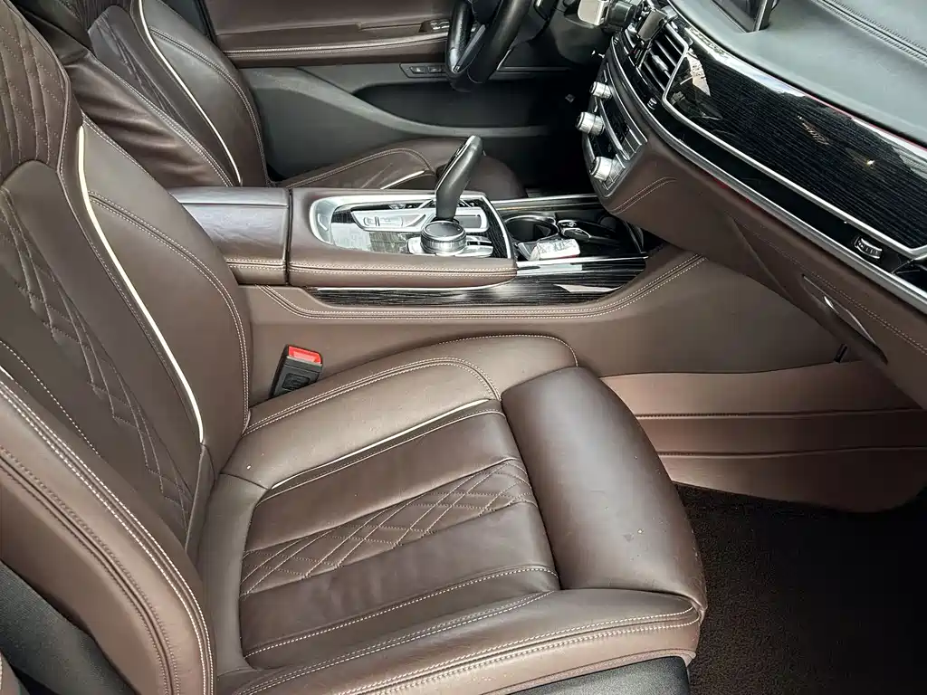BMW 7 Series — фото 10