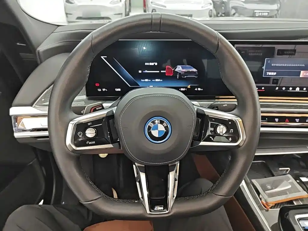 BMW i7 — фото 11