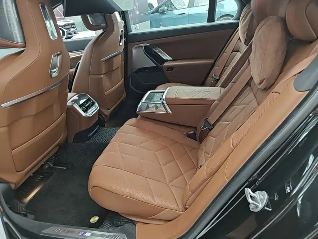BMW i7 — фото 17
