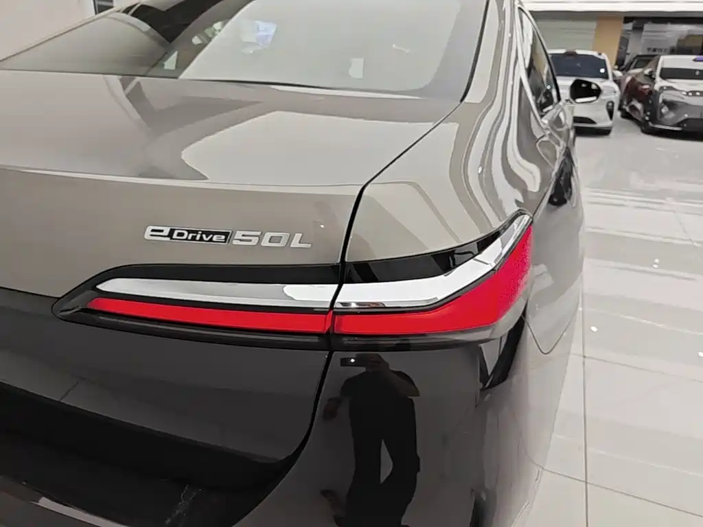 BMW i7 — фото 8