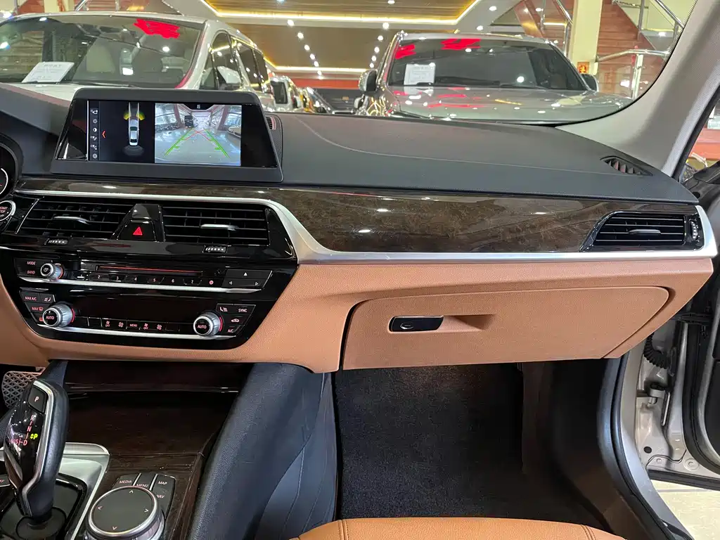 BMW 5 Series — фото 14