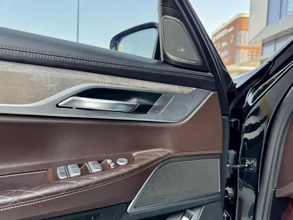 BMW 7 Series — фото 10