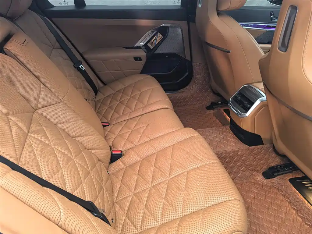 BMW 7 Series — фото 10