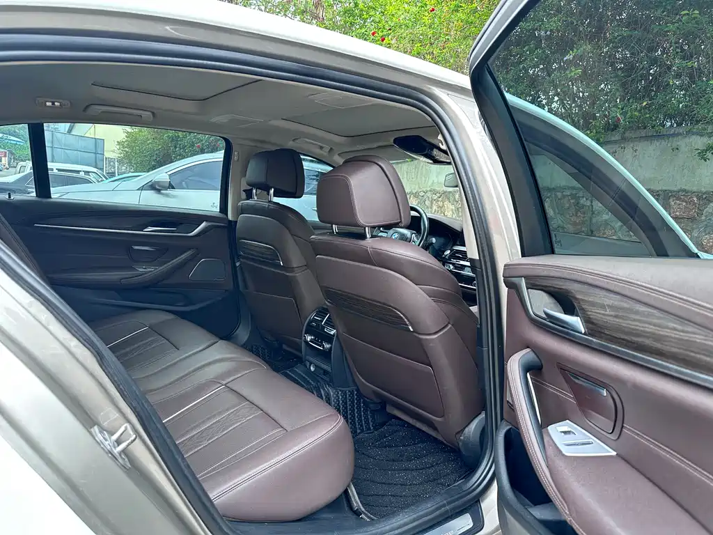 BMW 5 Series — фото 10