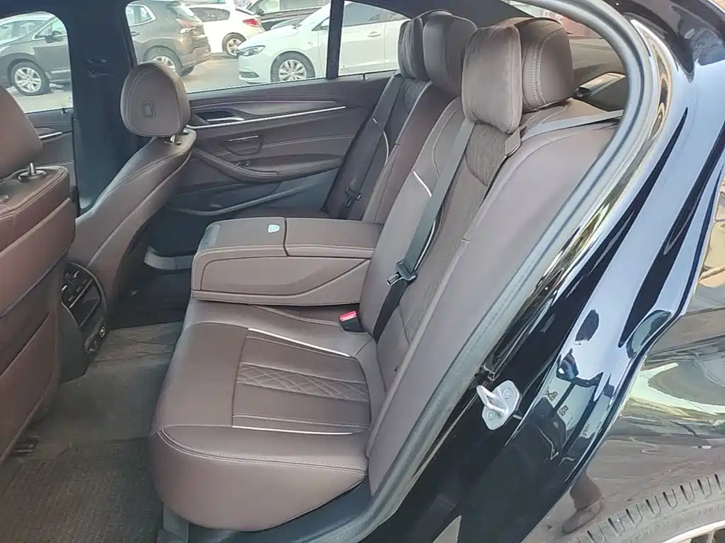 BMW 5 Series — фото 17