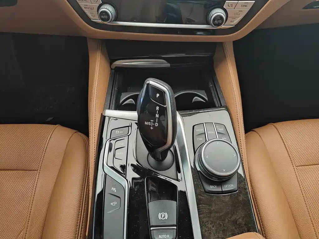 BMW 5 Series — фото 17