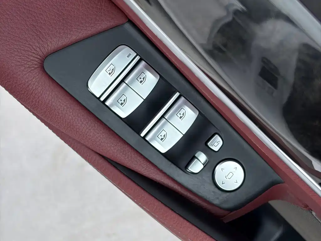 BMW 5 Series — фото 9
