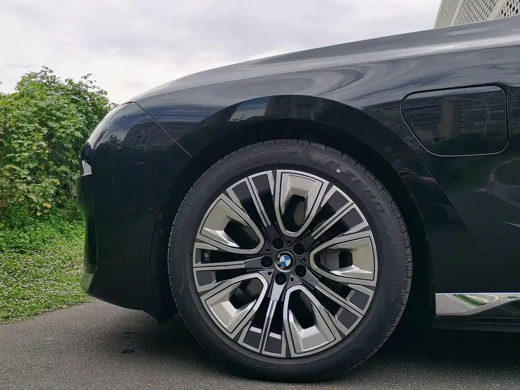 BMW i7 — фото 8