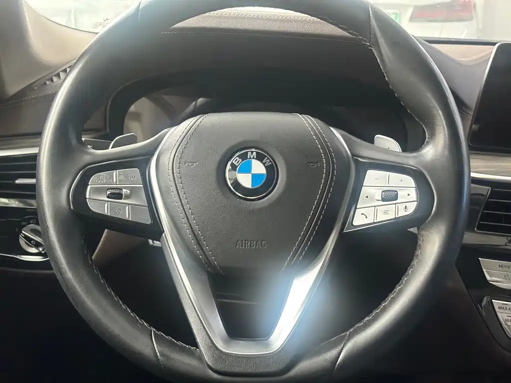 BMW 5 Series — фото 14