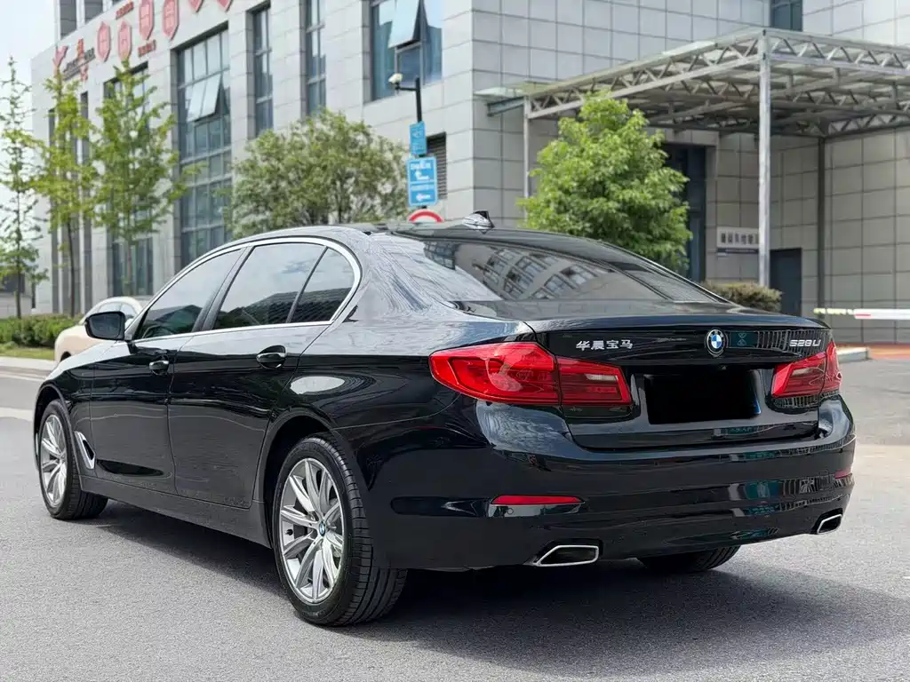 BMW 5 Series — фото 13