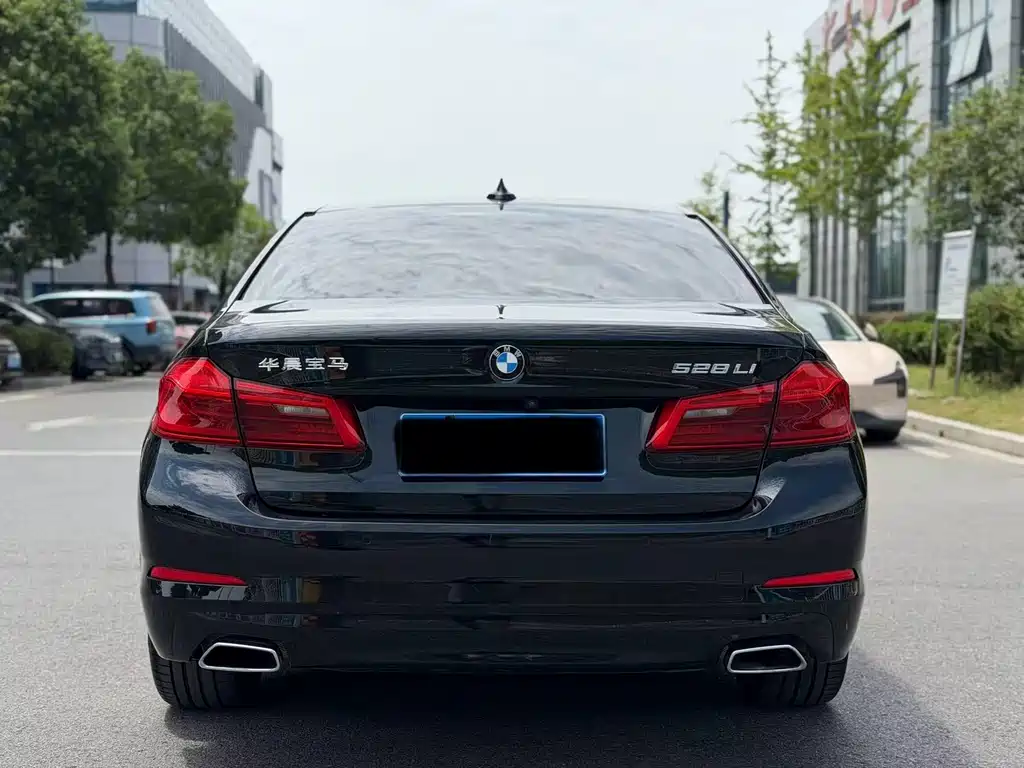 BMW 5 Series — фото 14
