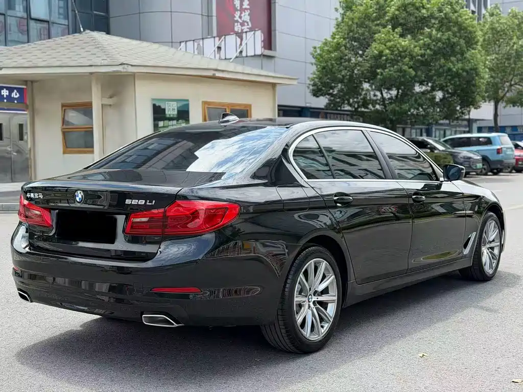 BMW 5 Series — фото 15