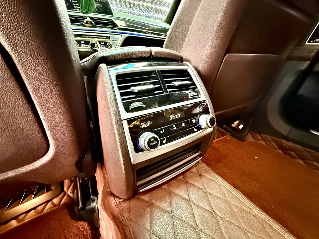 BMW 7 Series — фото 11