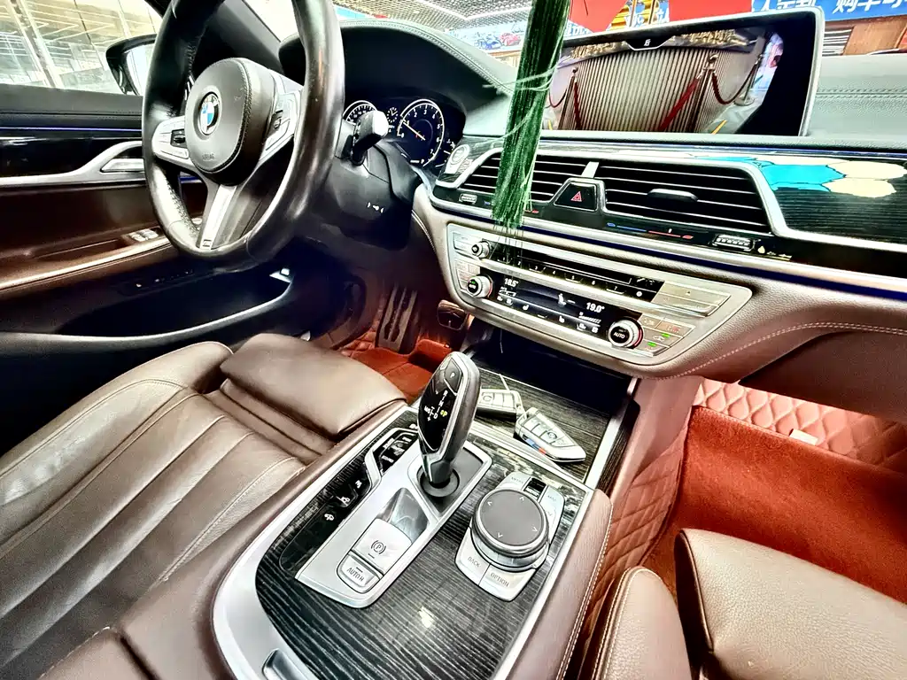 BMW 7 Series — фото 13