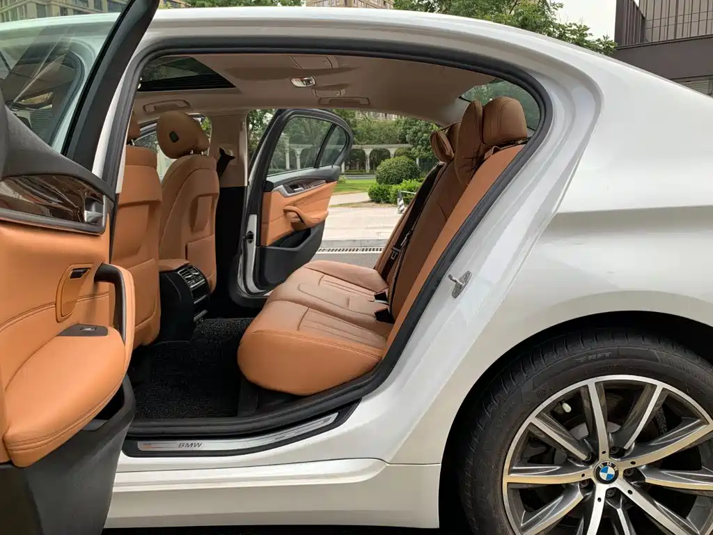 BMW 5 Series — фото 15