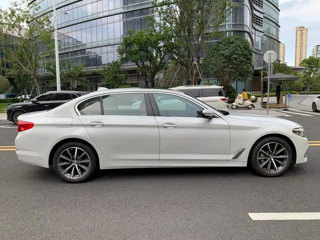 BMW 5 Series — фото 9