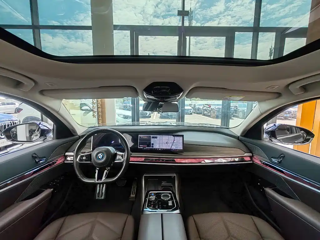 BMW i7 — фото 11