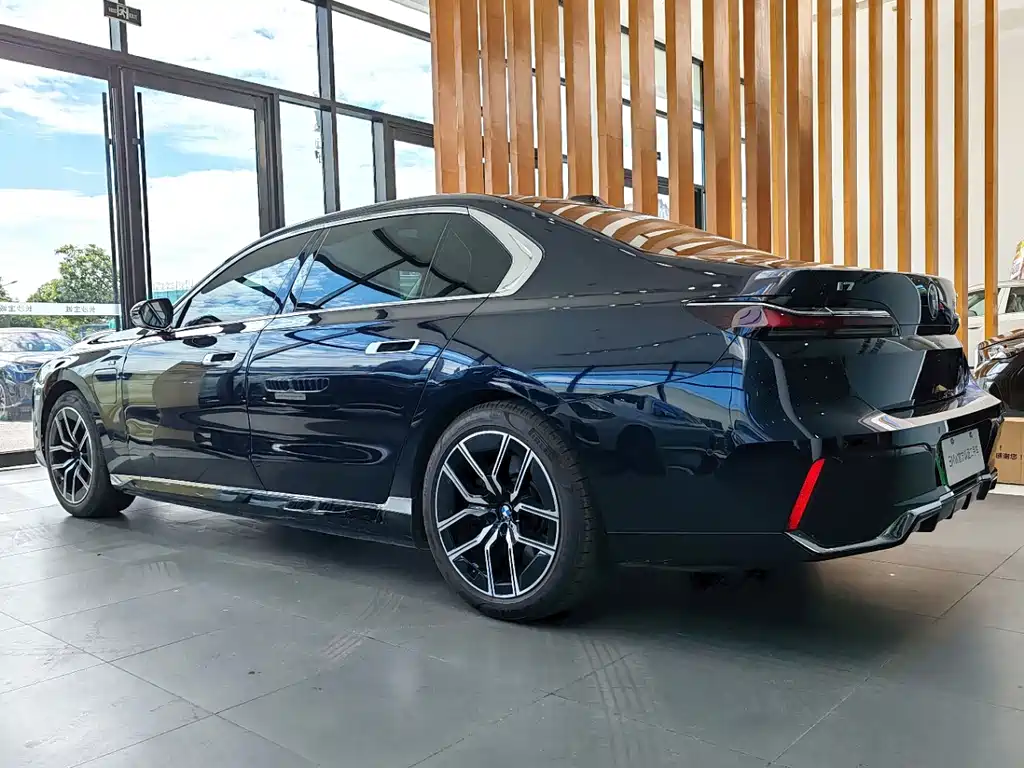 BMW i7 — фото 7