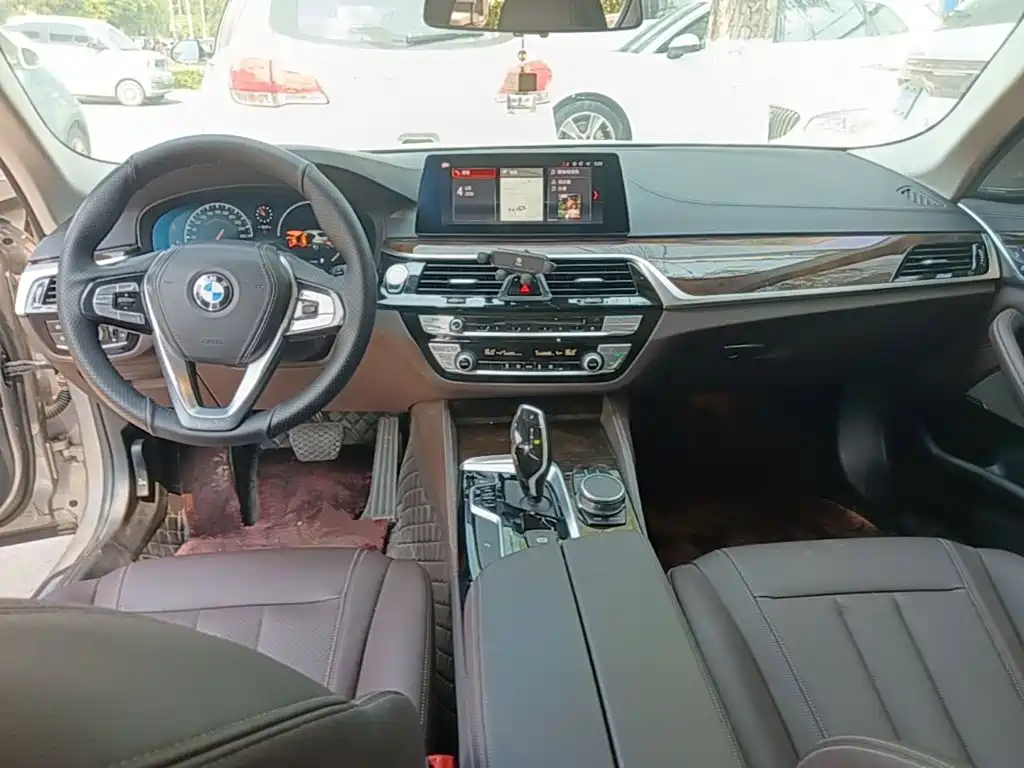 BMW 5 Series — фото 10