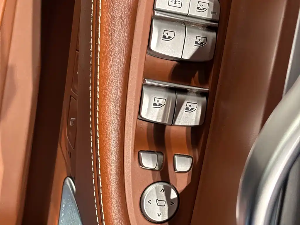 BMW 7 Series — фото 11