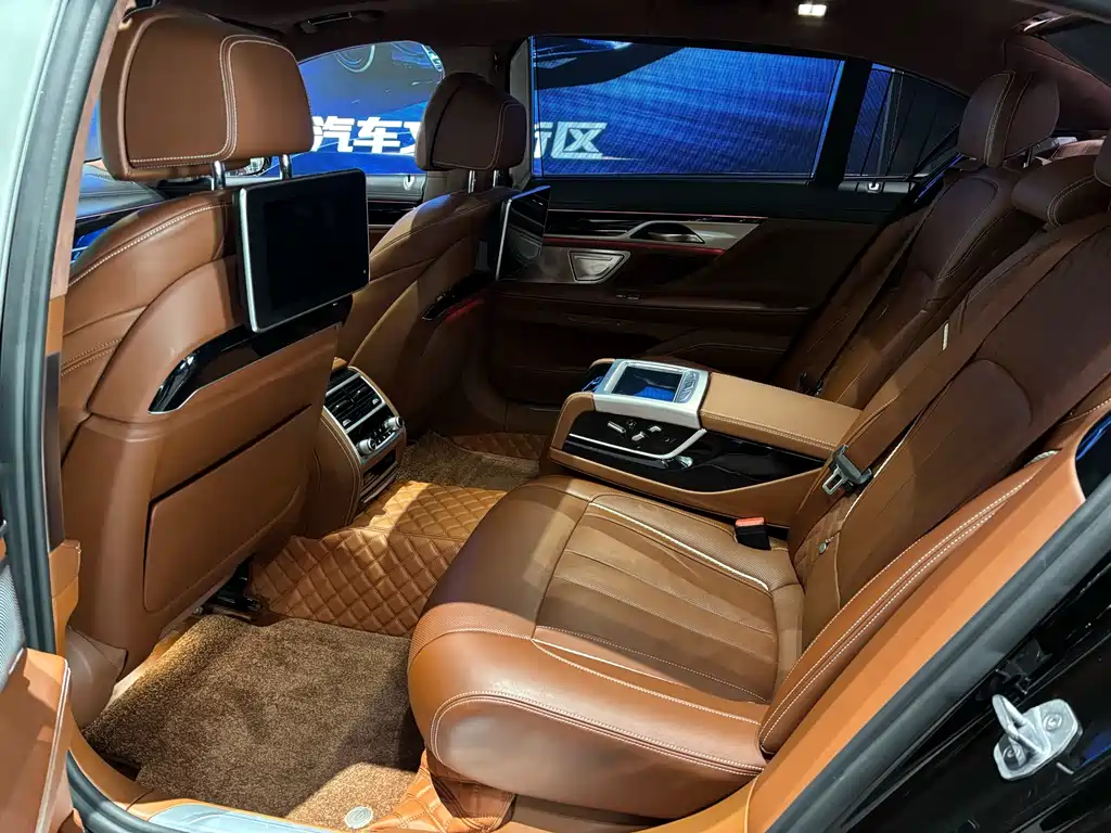 BMW 7 Series — фото 14