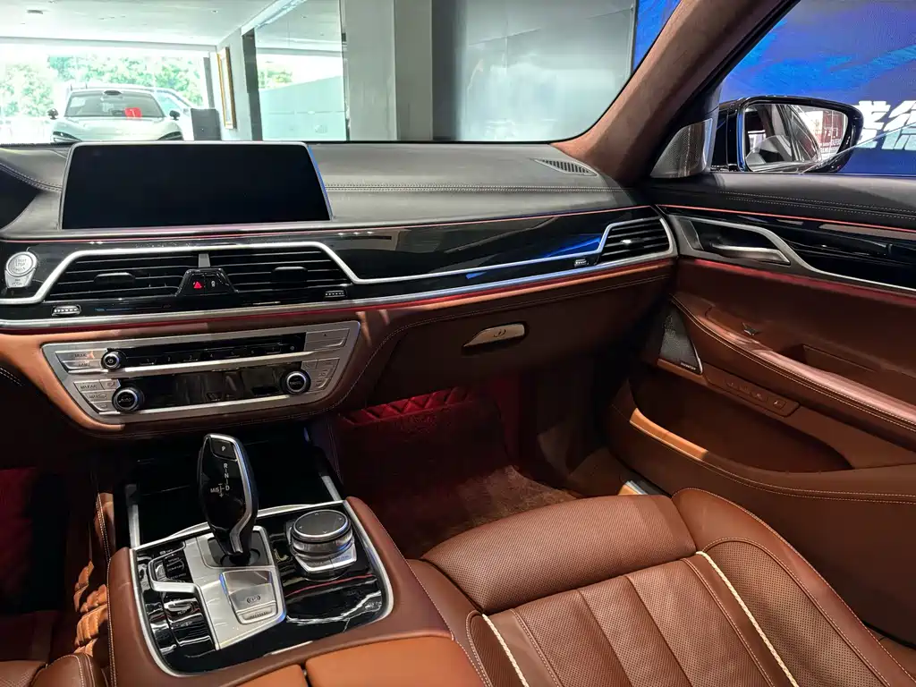 BMW 7 Series — фото 15
