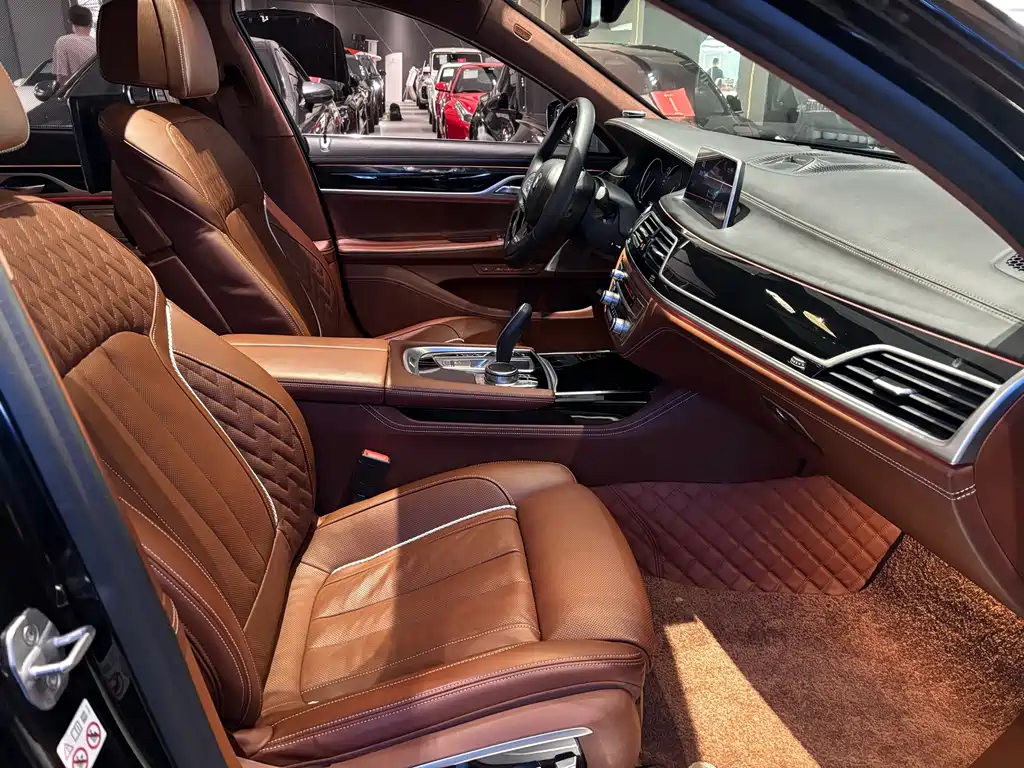BMW 7 Series — фото 17