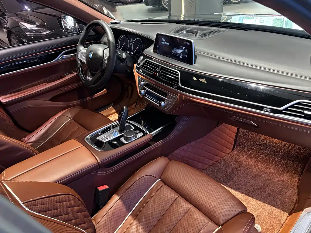 BMW 7 Series — фото 18