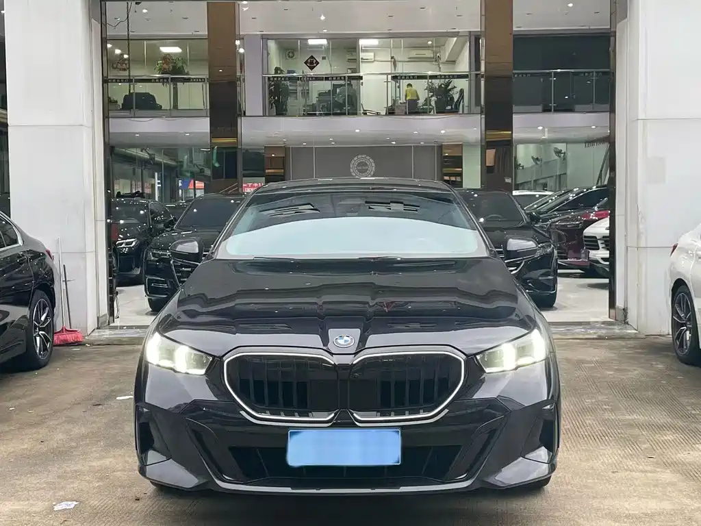 BMW 5 Series — фото 14