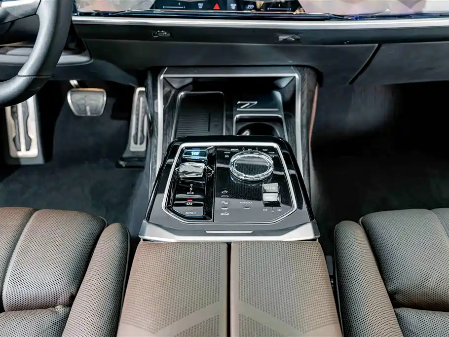 BMW i7 — фото 15