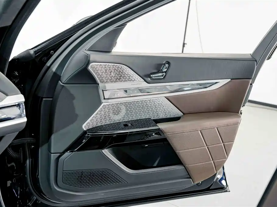 BMW i7 — фото 17