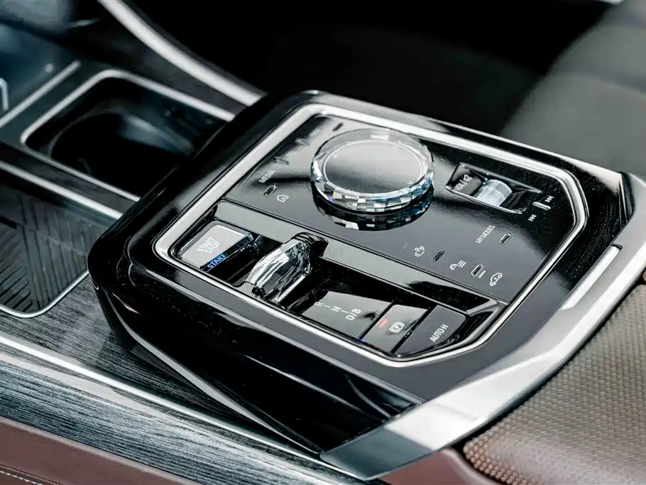 BMW i7 — фото 18
