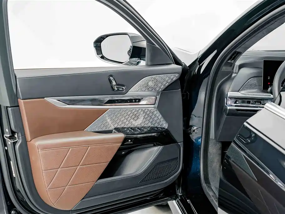 BMW i7 — фото 19