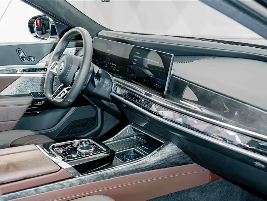 BMW i7 — фото 21