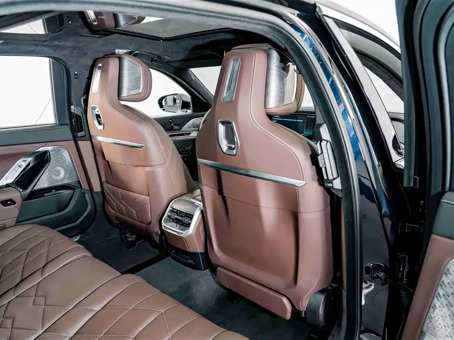 BMW i7 — фото 23