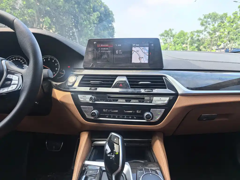 BMW 5 Series — фото 15