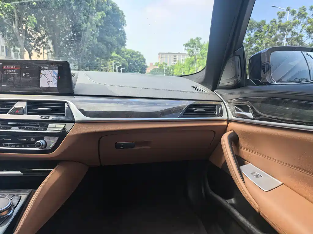 BMW 5 Series — фото 16