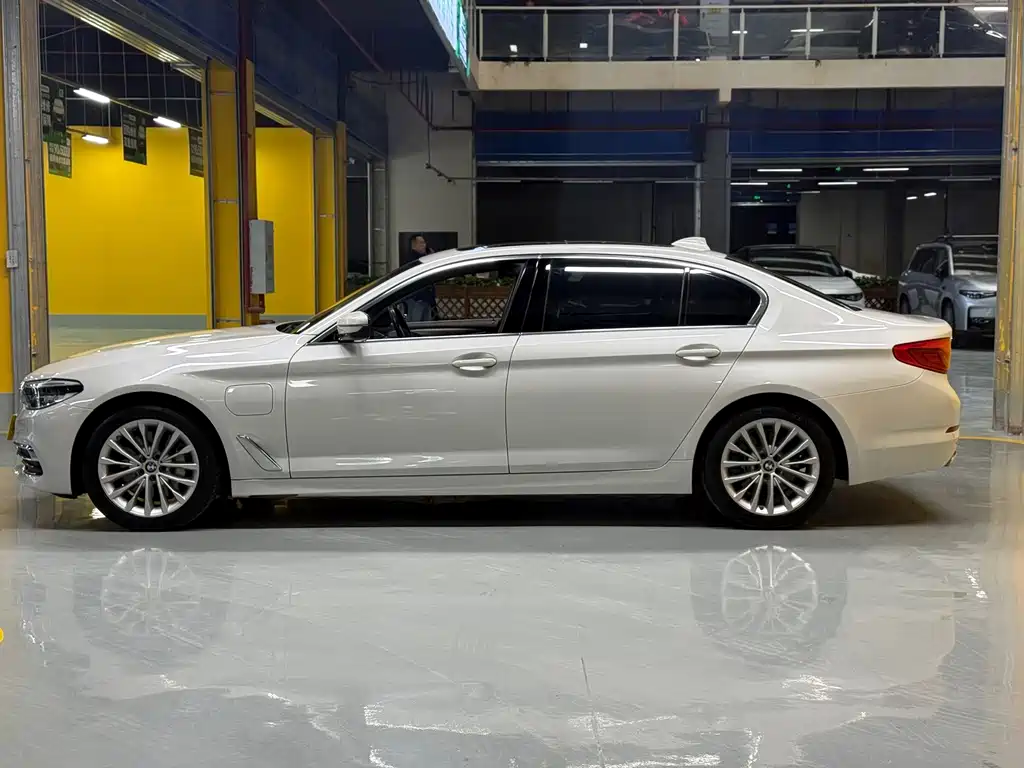 BMW 5 Series New Energy — фото 4